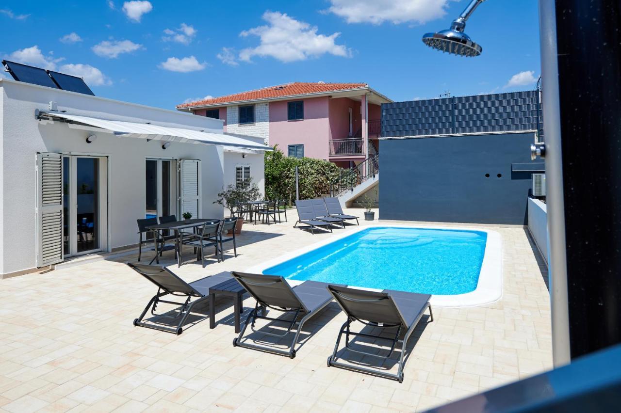 Nela & Sara - 2 Apartments With Heated Swimming Pool Seget Vranjica Luaran gambar