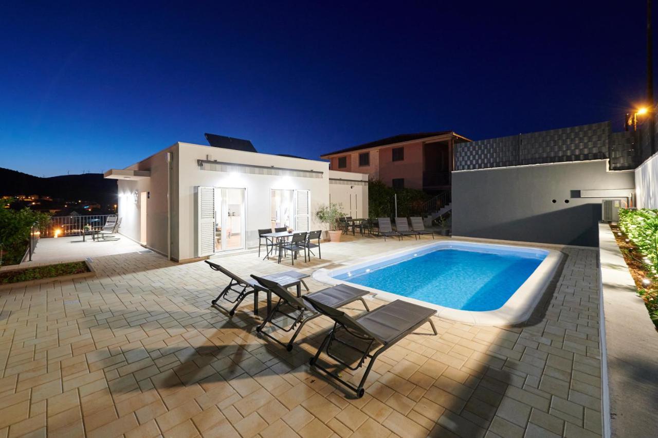 Nela & Sara - 2 Apartments With Heated Swimming Pool Seget Vranjica Luaran gambar