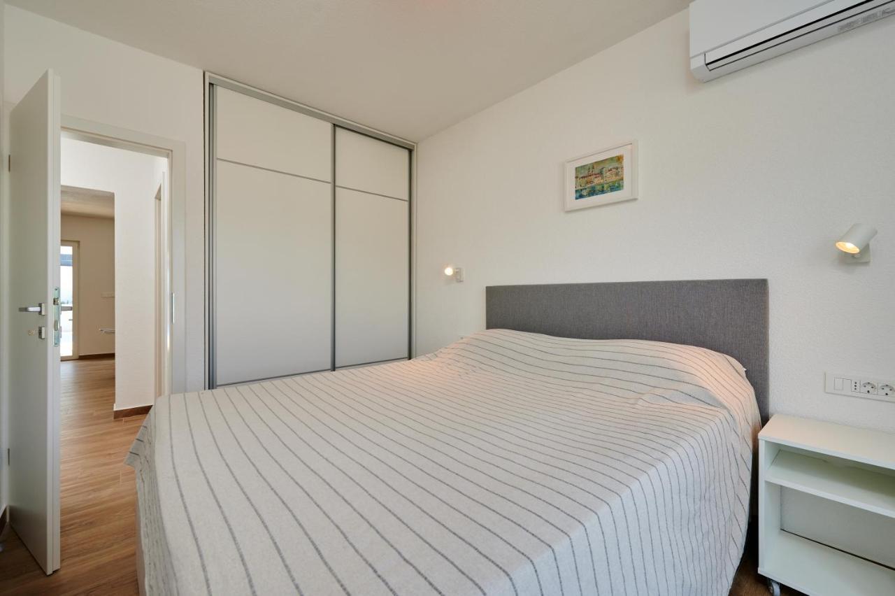 Nela & Sara - 2 Apartments With Heated Swimming Pool Seget Vranjica Luaran gambar